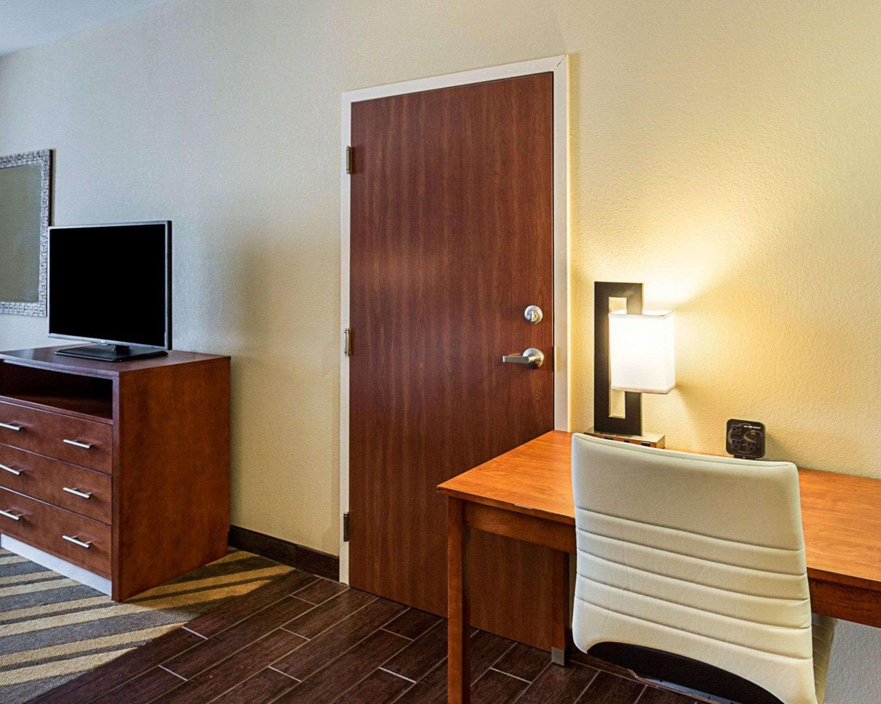 Comfort Suites Near Tanger Outlet Mall Gonzales Extérieur photo