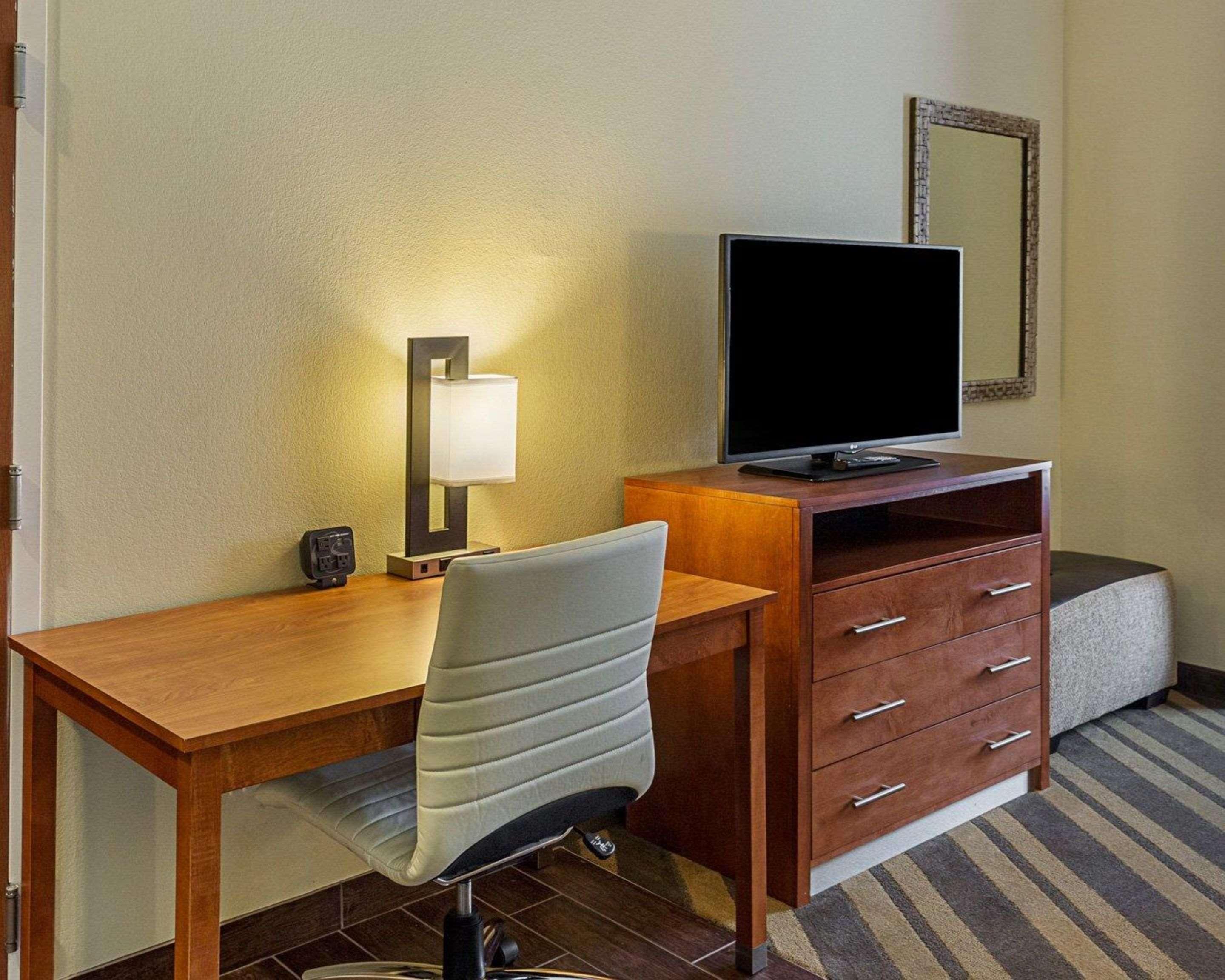 Comfort Suites Near Tanger Outlet Mall Gonzales Extérieur photo